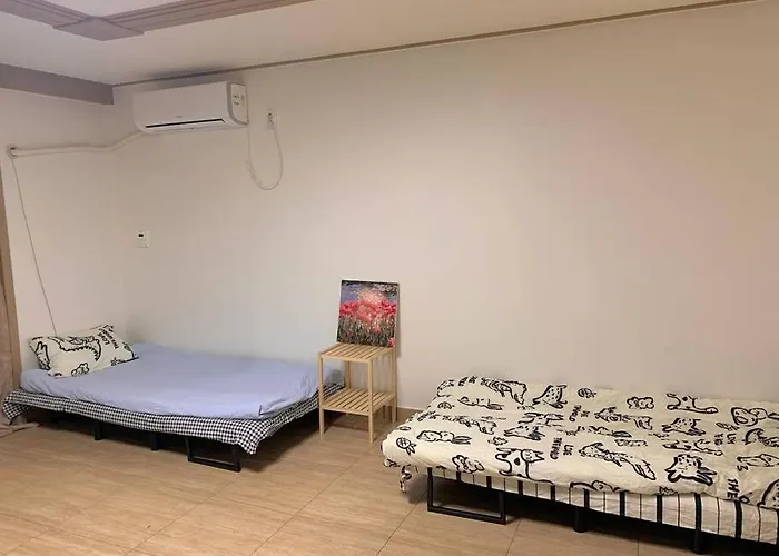 Korea江南区新论岘站四个单人床房间 *